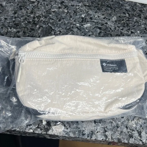 Lululemon Clean Lines Belt Bag White Opal with a 2L capacity - New with Tags - Picture 12 of 12